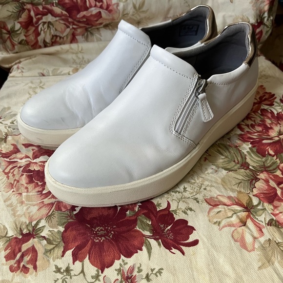 Clarks white 8.5 Wide only used a couple of times. Very COMFORTABLE 😊 - Picture 2 of 4